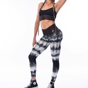 SOLD! Cute booty lounge scrunch legging